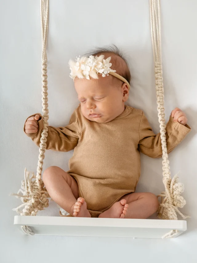 Dva tedna stara novorojenčica v mojem studiu.🌸 Najprej začnemo fotografiranje v bodiju, nadaljujemo s povijanjem v bubice. Vsak dan se pozna pri budnosti novorojenčka, zato se svetuje fotografiranje v prvem mesecu. Na voljo imam kar nekaj rekvizitov med njimi gugalnico, luno, košare, posteljico itd.

Ponudba na www.dunjakosuta.si
Studio v Novi Gorici

Trakec @tain_ustvarjeno_s_srcem 

Če bi radi ob rojstvu otroka, rojstnem dnevu, obletnici, baby showerju podarili DARILNI BON mi lahko pišete na info@dunjakosuta.si 💌

#studio #studijskofotografiranje #druzinskofotografiranje #druzinskifotograf