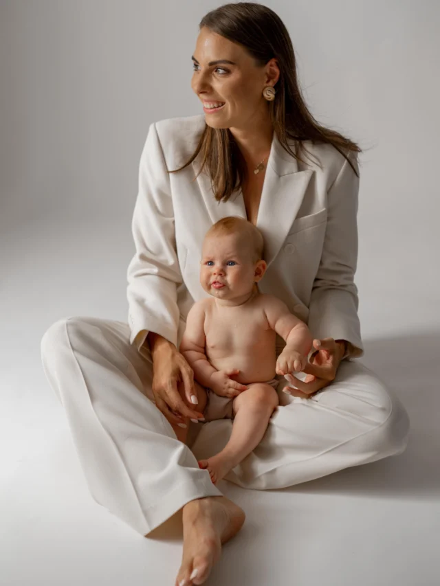 Mommy and me. Fotografiranje namenjeno mamici in njenemu dojenčku starosti od 2 do 12 mesecev.🥰🧸 
Pomagam vam pri izbiri oblačil, dodatkov, skupaj izberemo rekvizite, barvo ozadja, predvsem pa gremo v tempu dojenčka.

Marec je mesec za mamice in kmalu razkrijem tudi sceno za Materinski dan 🌸

Fotografije so nastale na workshopu pri Sandri Vidmar.

#mommyandme #fotograf #druzinskofotografiranje #materinskidan #studijskofotografiranje