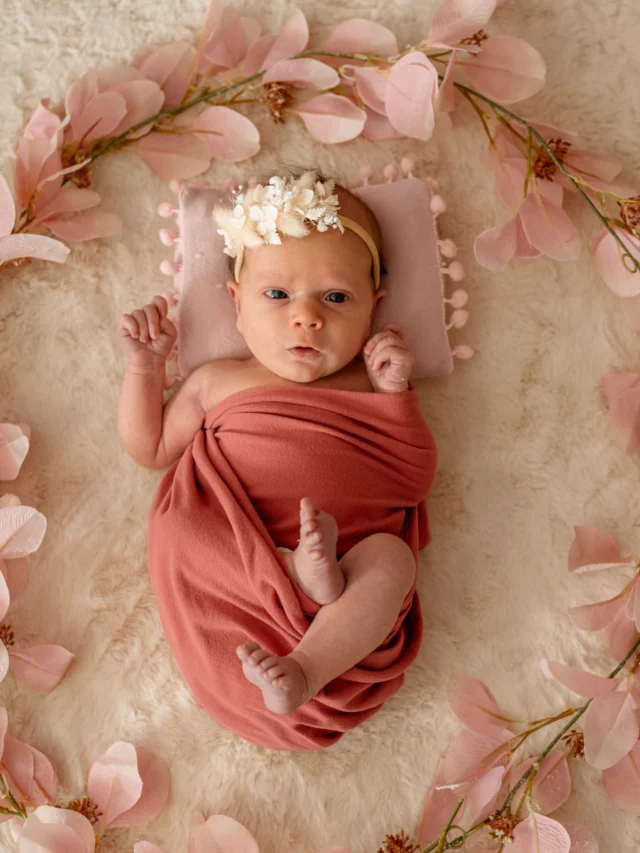 Za povijanje v bubice je priporočljivo, da je novorojenček starosti od 6 do 20 dni, seveda odvisno ali se je rodil pred ali po predvidenem datumu poroda. V studiu imam barvno paleto povojnih trakov, rekvizitov, veliko trakcev za v laske princesk izpod rok @modnaprincesa in @tain_ustvarjeno_s_srcem ☺️ Novorojenčki ne prespijo vedno celotnega fotografiranja, kljub temu, da se na začetku poskrbi za hranjenje in suho ritko se mogoče vmes zbudijo. Tako boste prejeli fotgrafije z zaprtimi in odprtimi očkami kar je še večji čar.🥰 V kolikor zaradi počutja mamice, dojenčka, drugih dejavnikov, zamudite prve dni, lahko fotografiranje opravimo tudi kasneje v lifestyle načinu torej brez povijanja le v oblačilih.
Priporočam, da mi za fotografiranje novorojenčka pišete pred porodom, toliko, da vas imam v evidenci.

DARILNI BON je super darilo za baby shower ali ob rojstvu otroka.💌

www.dunjakosuta.si

#studijskofotografiranje #druzinskofotografiranje #darilnibon #druzinskifotograf novorojenček