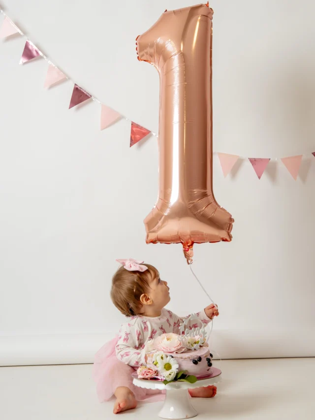 Prvi rojstni dan je lahko nekaj posebnega, če mi dovolite, da za vajinega otroka ustvarim fotografije, ki jih bo čez leta pregledoval v albumu.☺️🎂 

Rekviziti so stvar dogovora. Veliko jih imam v studiu, nekatere pa prinesete s seboj. Vedno svetujem in pošljem pdf z zbranimi informacijami.

Napis ena @meraki_engraving 
Trakec @tain_ustvarjeno_s_srcem @modnaprincesa 

#studio #firstbirthdayphotoshoot #firstbirthday #druzinskofotografiranje #slovenskifotografi