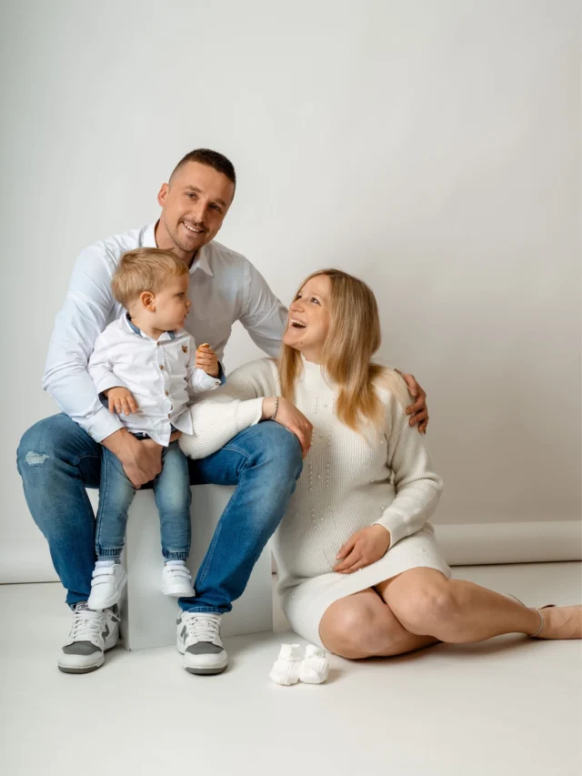 Nosečniško fotografiranje v studiu je čudovit način, da bodoča mamica ohrani spomin na eno najposebnejših obdobij v življenju. V studiu je svetloba bliskavice regulirana, rekvizite dodajamo po vaših željah. Neodvisni smo od vremena, fotografiranje je mogoče kadarkoli, ne glede na letni čas. Je čudovita priložnost za skupne portrete s partnerjem, starejšimi otroki. Takšne fotografije ujamejo povezanost, pričakovanje in ljubezen, ki že pred rojstvom obdaja novega družinskega člana.🥰
Najprimernejše obdobje za nosečniško fotografiranje je med 28. in 34. tednom nosečnosti. Takrat je trebušček lepo zaobljen, bodoča mamica pa se običajno še vedno počuti dovolj udobno za poziranje.🤰
Na voljo imam nosečniške obleke za izposojo, vse so predstavljene na spletni strani.
Nosečniško fotografiranje v studiu je priložnost, da se ženska za trenutek ustavi, začuti svojo moč in lepoto ter ohrani dragocen spomin na čas pričakovanja.

www.dunjakosuta.si

#nosecniskofotografiranje #pregnancy #maternityphotoshoot #fotograf #druzinskifotograf