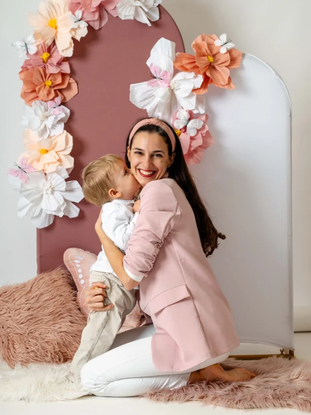 🌸MATERINSKI DAN🌸

Tudi letos bo moj studio postal cvetoč, na malce bolj unikaten način. Nekako mi je v glavi pristala ideja, da bi v sceno poleg rož vključila metulje. Rožnata scena, z metulji, ki bodo popestrili pomlad in fotografijam dali čarobnost.🦋

V ozadju bosta dva oboka s cvetjem, metulji, rekvizite za sedenje pa se bo tudi menjalo glede na vaše želje. Fotografiranje bo potekalo sede in stoje, med oboki, ob njih itd.

Kdaj ste se nazadnje fotografirali z vašo sestro? Babico? Nečakinjo? Vnuki? Vabljene ženske, da zacvetite in se sprostite, da zabeležite trenutek za vedno.☺️🖼️

V studiu bodo na voljo različne pentljice za lase za punčke in mamice izpod rok ustvarjalk @modnaprincesa in @tain_ustvarjeno_s_srcem Sodelujem tudi z @atelje_lepote_ana , @ajdanxpajntar in @scurekwine 

Doživetje bo kot vsako leto res nepozabno!😉🥰
Neobvezujočo ponudbo prejmete na mail. Vesela bom vsake delitve na story.

Mail: info@dunjakosuta.si
Spletna stran: www.dunjakosuta.si

#materinskidan #fotografiranje #studijskofotografiranje #mommyandme #danzena