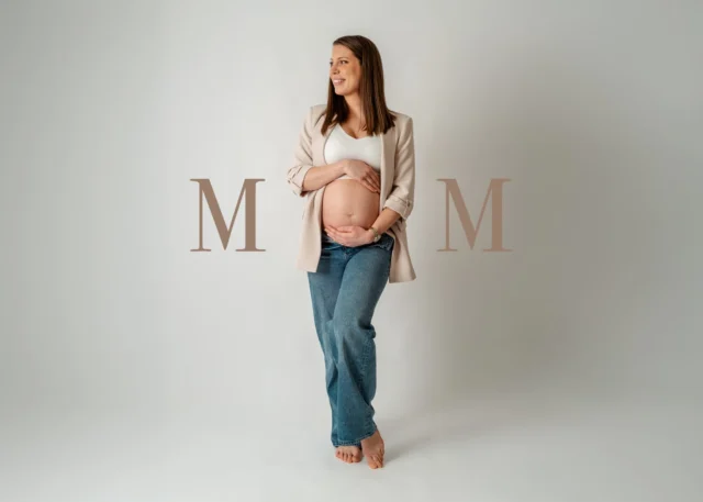 Malo sem se poigrala pri urejanju fotografij nosečnice, kaj pravite?😉 Napis “mom” oziroma mama po slovensko, ko trebušček nosečnice predstavlja črko “o”, je obnorel Instagram. In res je zanimiva ideja. Komaj čakam, da ponovim, mogoče s katero izmed vas? 🤭
#nosecka #maternityphotoshoot #pregnancy #studijskofotografiranje #nosecniskofotografiranje