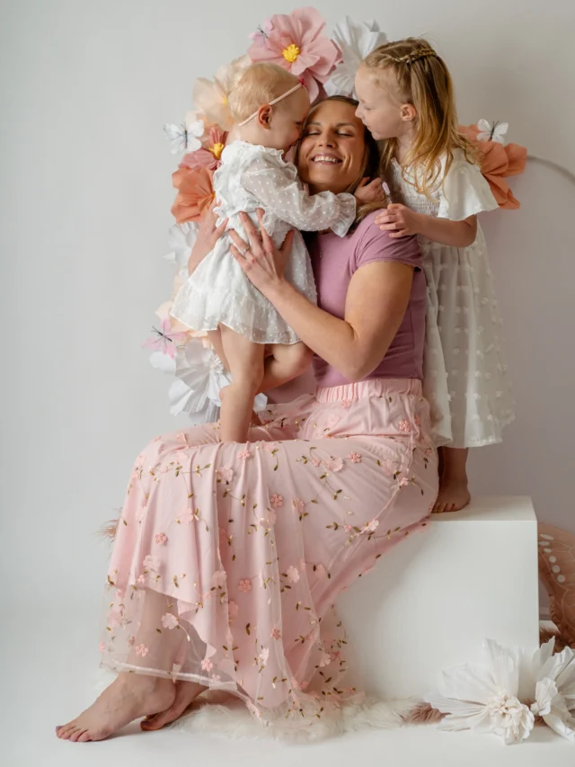 Mame so tihi junaki vsakdanjih dni 🌷 
v njihovih očeh se skriva nežnost, 
v objemu mir in v besedah toplina, 
ki ostane za vedno.

Njihova ljubezen ne potrebuje velikih besed, 
ker se kaže v majhnih trenutkih, 
ki jih nosimo s seboj skozi vse življenje.

Materinstvo je zgodba srca, 
napisana z nežnostjo, pogumom in neskončno toplino. 💐💕✨

DRAGE MAME IMEJTE PRELEP MATERINSKI DAN

—
Fotografije so nastale v studiu, scena je bila postavljena za mame, none, sestre, imele smo se čudovito!☺️ Zahvala tudi @scurekwine za penino ki, je bila na voljo, @ajdanxpajntar za cvetje mamicam, @atelje_lepote_ana ki je mamicam ponudila popust na storitve