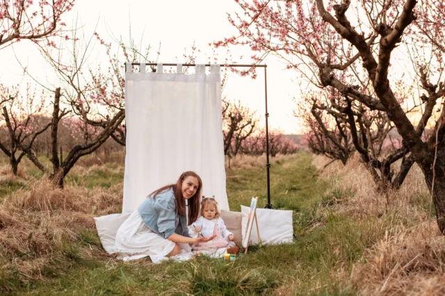🌸 Si želite fotografij, ki niso le lepe, ampak tudi umetniško doživetje?

Predstavljajte si: vi in vaš otrok/otroci, obdani z naravo, sproščeni, nasmejani, brez poziranja… in ob tem skupaj ustvarjate na platnu.

🎨 Predstavljam vam novo fotografsko izkušnjo v naravi. Primerna za družine, mamice z otroki ali vse, ki si želite nekaj drugačnega, pristnega in nepozabnega.

✨ Ujamemo iskrene trenutke povezanosti, igre in ustvarjalnosti.
✨ Ob tem pa ustvarite tudi svoje unikatno umetniško delo, ki ga na koncu odnesete domov – kot čudovit spomin na skupen čas.

💛 To ni le fotografiranje. To je izkušnja, ki jo boste začutili in ohranili za vedno.

Več informacij najdete na spletni strani www.dunjakosuta.si

#art #druzinskofotografiranje #ustvarjanje #fotografiranjevnaravi #slovenija