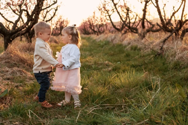 Prijateljstvo.😍🌸🐣
Ko imaš otroka vidš, da gre čas prehitro…

www.dunjakosuta.si

@princictisa @malumi_bloom 

#druzinskofotografiranje #fotografiranjevnaravi #slovenija #goriskabrda #slovenianphotographer