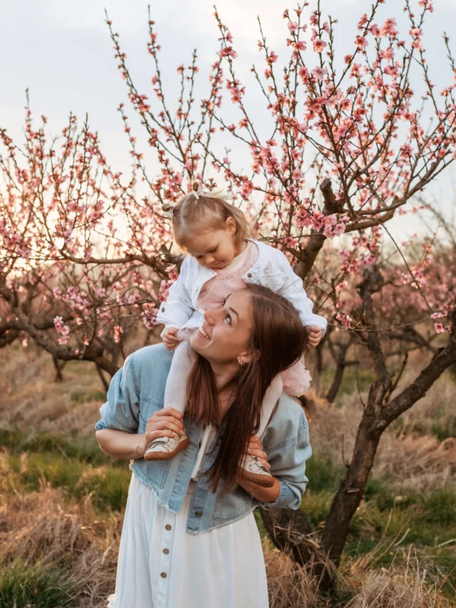 Mama in njena princeska v nasadu breskev, Gorišk brda.🥰🌸 Marec je čudovit mesec za fotografiranje med cvetočimi drevesi in letos je prišlo k meni na fotografiranje kar nekaj družin in nosečk, za kar sem zelo hvaležna.
Začeli smo tudi že fotografiranja v češnjah in prihodnji teden lahko najdem še kak prost termin. Pa ne pozabite, danes gre ura naprej kar tudi pomeni, da se bomo fotografirali kasneje…😉⏳

Več informacij najdete na spletni strani www.dunjakosuta.si

@princictisa @malumi_bloom 

#druzinskofotografiranje #fotografiranjevnaravi #slovenija #goriskabrda #slovenianphotographer