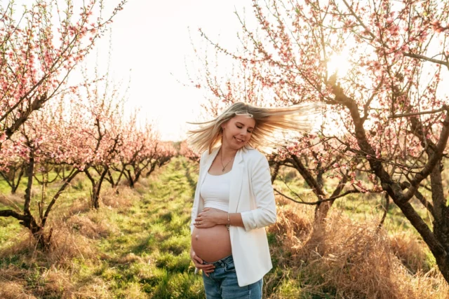 Še ena igriva serija para med cvetovi breskev. Ta nasad sem odkrila po naključju, ko sem iz avtomobila na daleč videla roza krošnje dreves.🌸 

V aprilu imam še nekaj prostih terminov med tednom popoldan in če si nosečnica s pdp v maju ali juniju je zdaj zadnji čas, da mi pošlješ sporočilce. Več na www.dunjakosuta.si

#goriskabrda #novagorica #fotograf #nosecnica #fotografiranjenosečnic