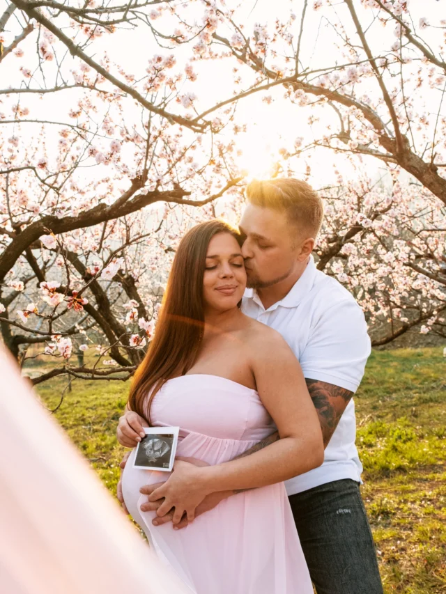 Pomlad se začne s cvetenjem breskev, drevesa se obarvajo rožnato, ptički pojejo, čebelice letijo naokrog.😍🌸🍑 

Za nosečnice je idealno fotografiranje od 28.-35. tedna. Svetujem, da me pokličete vsaj en mesec pred željenim terminom. Pošljem vam tudi PDF z lokacijami in svetujem pri izbiri oblačil. Spomladi se odlično podajo pastelne barve, najbolj pa se odločate za bež in bele tone.😊 

www.dunjakosuta.si

#goriskabrda #novagorica #fotograf #nosecnica #fotografiranjenosečnic