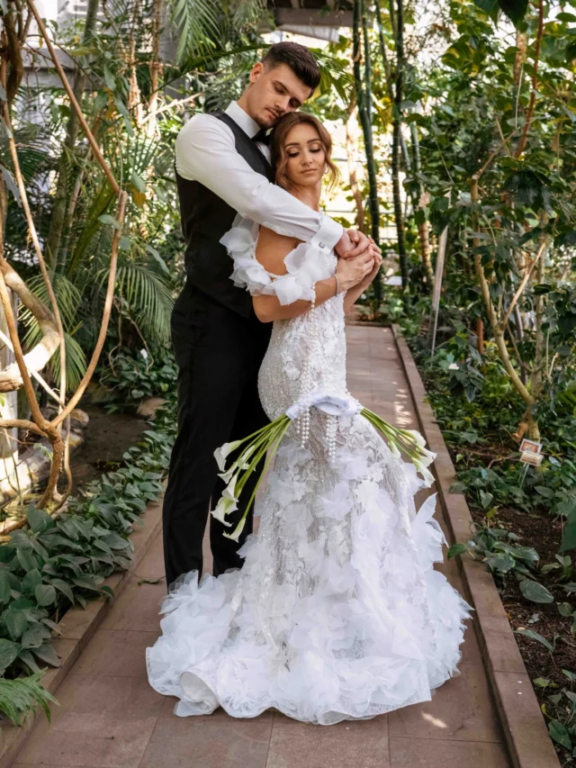 Z velikim veseljem sem se udeležila fotografske delavnice z izjemno Ano Gregorič, v organizaciji Objektivci, ki je potekala v Ljubljani. Na delavnico sem prišla z željo po novem znanju in napredovanju v svoji karieri in odšla z obilico inspiracije ter konkretnih veščin, ki jih bom z veseljem prenesla v prakso že v letošnji poročni sezoni.📸🙌☺️

Organizacija dogodka je bila odlična, vse je potekalo profesionalno, za kar iskrena hvala organizatorjem in vsem sodelujočim ponudnikom. Takšni dogodki so resnično neprecenljivi, ne le zaradi znanja, ampak tudi zaradi motivacije, ki jo prinesejo za nadaljnje ustvarjanje in rast.👏🥰

Ekipa Jungle Pearl:
projectmanager: @anagregoricphoto @slobjektivci 
#weddingplanner: @momentsbymelany 
videographer: @svit_savnik 
weddinghair: @hudobivnik 
weddingmakeup: @evaasatler 
weddingdecor: @cvetlicarna.iris @morre.si_ 
weddinggown: @flairweddingatelier 
weddingsuit: @morrosartoriale 
weddingring: @zlatarnasterle 
weddingstationary: @foto.zabca 
weddingcake: @ullinedobrote 
weddingcouple: @lauraivanc019 @antonio_sakic 
#weddingphotography by me @dunjakosuta_photography 
location: @botanicnivrtul 
#ljubljana #poročnifotograf #poroka