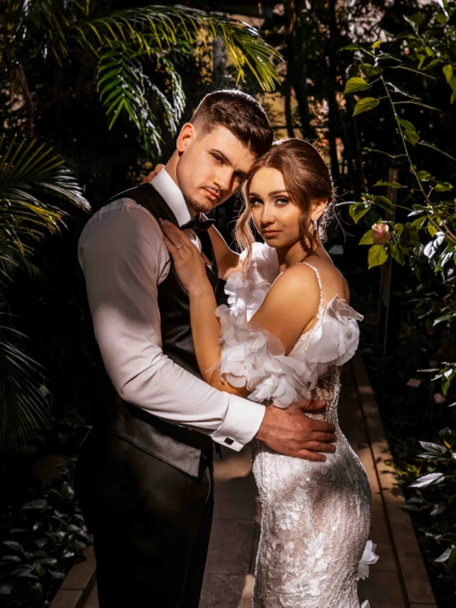 Igranje s svetlobo, kontrasti, postavitvami. Letos imam na voljo še nekaj sobotnih terminov, ki so najbolj zaželjeni (16.5., 20.6., avgusta..) čeprav se nekateri odločite tudi za poroko v petek ali nedeljo, zakaj pa ne.😉 
Okvirno ponudbo najdete na www.dunjakosuta.si
Vesela bom vajinega povpraševanja.💌

Ekipa Jungle Pearl:
projectmanager: @anagregoricphoto @slobjektivci 
#weddingplanner: @momentsbymelany 
videographer: @svit_savnik 
weddinghair: @hudobivnik 
weddingmakeup: @evaasatler 
weddingdecor: @cvetlicarna.iris @morre.si_ 
weddinggown: @flairweddingatelier 
weddingsuit: @morrosartoriale 
weddingring: @zlatarnasterle 
weddingstationary: @foto.zabca 
weddingcake: @ullinedobrote 
weddingcouple: @lauraivanc019 @antonio_sakic 
#weddingphotography by me @dunjakosuta_photography 
location: @botanicnivrtul @impacthub_lj 
#ljubljana #poročnifotograf porok