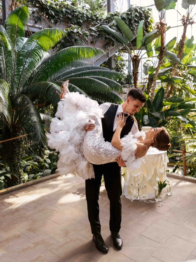 Še enkrat hvala ekipi za organizirano poročno fotografiranje, kjer smo se fotografi preizkusili v raznih izzivih. Postavitve para, pripomočkov, svetlobni kontrasti, kompozija, vse to novo znanje bo pripomoglo k izboljšanju fotografij letošnjih in vseh nadaljnih porok. Nabavila sem tudi nekaj nove opreme in se veselim ekspirimentiranja!😀📸

Za letošnje lastminute rezervacije in za prihodnje leto me lahko kontaktirata na info@dunjakosuta.si💌

Ekipa Jungle Pearl:
projectmanager: @anagregoricphoto @slobjektivci 
#weddingplanner: @momentsbymelany 
videographer: @svit_savnik 
weddinghair: @hudobivnik 
weddingmakeup: @evaasatler 
weddingdecor: @cvetlicarna.iris @morre.si_ 
weddinggown: @flairweddingatelier 
weddingsuit: @morrosartoriale 
weddingring: @zlatarnasterle 
weddingstationary: @foto.zabca 
weddingcake: @ullinedobrote 
weddingcouple: @lauraivanc019 @antonio_sakic 
#weddingphotography by me @dunjakosuta_photography 
location: @botanicnivrtul 
#weddingslovenia #poročnifotograf #poroka