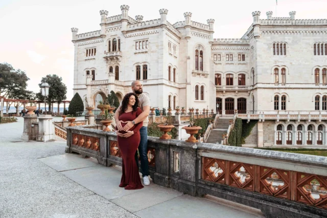 Nosečniško fotografiranje pred čarobnim Italijanskim gradom, ki je vsem poznan. Imeli smo srečo, da smo bili ob pravem času, da nas noben varnostnik ni opazil in spodil ven.😅

Nežno svetlobo, brezčasen ambient italijanskega gradu in tisto posebno energijo pričakovanja smo združili v fotografiranje, ki ostanejo za vedno.🤰
Bilo je zelo sproščeno z veliko smeha in z obleko, ki jo je nosečnica izbrala v moji garderobi.

To niso le fotografije trebuščka. To je spomin na obdobje, ko si ustvarjala življenje. Na trenutke miru, povezanosti in ženstvenosti, ki si zaslužijo biti ujeti na najlepši način.🥰

📅 Rezervacije za junij in poletne mesece so že odprte. Konec junija in konec avgusta bom odsotna zaradi dopusta. Vabljeni, da mi napišete sporočilo vsaj en mesec pred željenim terminom.

#italy #pregnancy #maternityphotoshoot #nosecniskofotografiranje #incinta