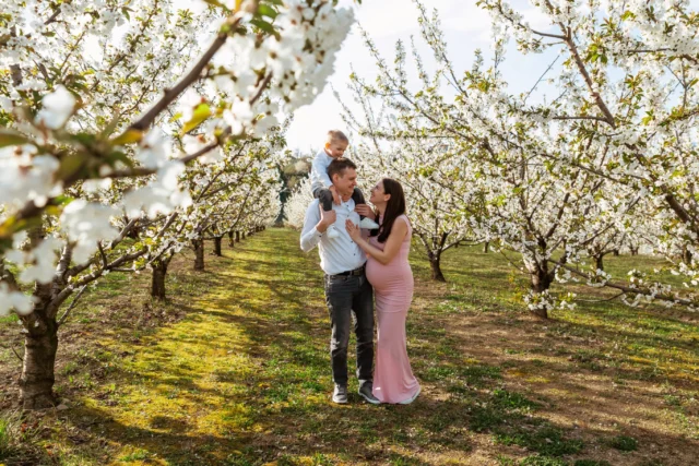 Utrinek iz nosečniškega fotografiranja med cvetočimi češnjami. Tako simpatični, tako preprosti in fotografije tudi to pokažejo.🥰

Rezervacije za mesec julij in avgust so v teku.

Več na www.dunjakosuta.si 🌿