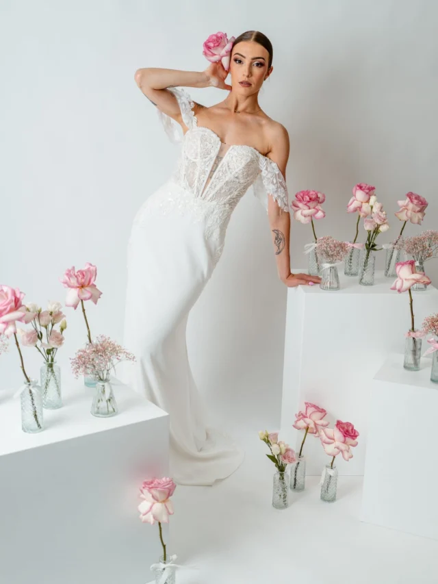 Danes vam predstavimo en res čudovit projekt “nevesta v cvetju”, ki smo ga izvedli v mojem studiu v Novi Gorici.🌸💍 Povezale smo se ženske, ki ustvarjamo in smo del poročnih zgodb. Vsaka je prispevala en del sebe in svoje kreative. Hvala, ker nas podpirate, vsak všeček, komentar in priporočilo nam ustvarjalcem, podjetnikom pomeni ogromno.🥰

Idejna zasnova je bila od aranžerke cvetja @bloom_house2026, za poročni kreativni makeup je poskrbela @vaniglam_makeup, poročna obleka iz nove kolekcije @enainedina_porocni_salon, prekrasen model @tajrinmaraz, reel bo prišel izpod rok video kreatorke @sarasedevcicmaraz 

#poroka #porocnifotograf #weddingmakeup #weddingdress #slovenia