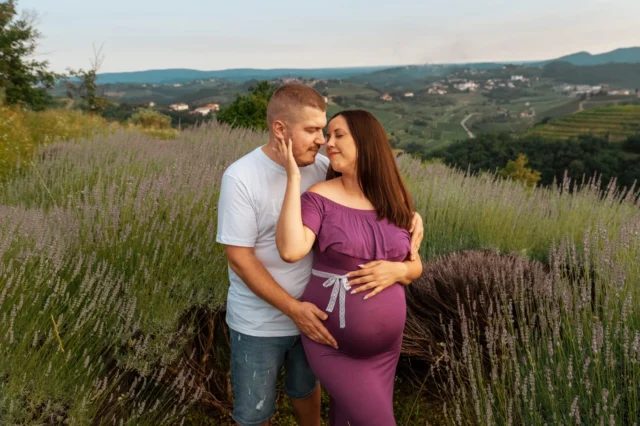 Obdobje nosečnosti je minljivo, 9 mesecev mine v hipu, kar sem tudi sama izkusila. Fotografije bodisi na telefonu ali profesionalno ujete skozi oči fotografa ostanejo, za vedno. V okvirju tam v dnevni sobi. Tudi ko trebuščka ni več, se čustva ob pogledu na fotografije ponovno prebudijo.🥰

Lokacija @vonjpoletja Goriška Brda

Rezervacije za mesec avgust so odprte - www.dunjakosuta.si

#slovenija #lavander #nosecniskofotografiranje #ljubljana #sivka