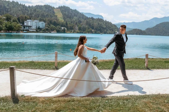 Intimna poroka na Bledu.🥰💍

Le civilni obred, sončno dopoldne in dva človeka, ki sta si izbrala drug drugega. Popolno je bilo.

Po obredu smo se sprehodili ob Blejskem jezeru in ujeli tiste majhne, iskrene trenutke njune ljubezni. Poglede, nasmehe, dotike in vse tisto, kar je samo njuno.

Če si tudi vidva želita, da bi bili vajini poročni trenutki ujeti iskreno, naravno in s srcem, imam v septembru in oktobru še nekaj prostih sobot za fotografiranje porok. 📸

Pišita mi na mail in z veseljem se spoznam z vajino zgodbo.🥰
info@dunjakosuta.si

#bled #lakebled #bledcastle #poroka weddingbled