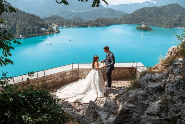 Poročni dan mine neverjetno hitro. Ostanejo pa fotografije, ki vaju bodo tudi čez leta vrnile v ta občutek, v pogled, dotik, smeh in vse tiste drobne trenutke, ki hitro zbežijo.☺️ Komentar para ob koncu objave opiše, kako pomembno je izbrati osebo, fotografa za vajin dan, ki se bo ujel vajini energiji.

Moja želja je ustvariti fotografije, ki niso le lepe, ampak iskrene. Takšne, v katerih se bosta prepoznala tudi čez 20 let. Bled je ena prekrasna lokacija, z njima je bil dan popoln.
—-

Jesen je eden najlepših letnih časov za poroke in imam še nekaj prostih terminov za letošnjo jesensko sezono. Prav tako začenjam z rezervacijami za 2027.😉

Če iščeta fotografinjo, ki ujame vajino zgodbo na naraven in brezčasen način, vaju vabim, da si ogledata mojo spletno stran in mi pošljeta sporočilo. Z veseljem preverim razpoložljivost termina, a najprej preverita njun komentar. Mene je zelo ganilo in mi dalo potrditev, da delo opravljam z največjim veseljem in predanostjo: 
 
👉 “Dunja, dan je za nama…Vse, kar lahko rečem, je hvala iz dna srca. To je bil dan najlepših sanj.
Že od trenutka, ko si nama pomahala iz avta, nato pa stopila iz njega in se predstavila, je vsa trema in nervoza pred fotografiranjem preprosto izpuhtela. Ves čas sva imela občutek, kot da se poznamo že celo večnost in da naju fotografira bližnja prijateljica, pa čeprav sva prvič stopila pred objektiv. Hvala, ker si bila del najinega dne. Rok mi je že večkrat rekel boljše fotografinje ne bi mogla izbrati. In res je, ne bi je mogla. Prepričana sva, da se v prihodnosti še srečamo. Še enkrat iskrena hvala za vse.”🥹🥰

#bled #bledwedding #sloveniawedding 
#sloveniaweddingphotographer 
#destinationweddingphotographer