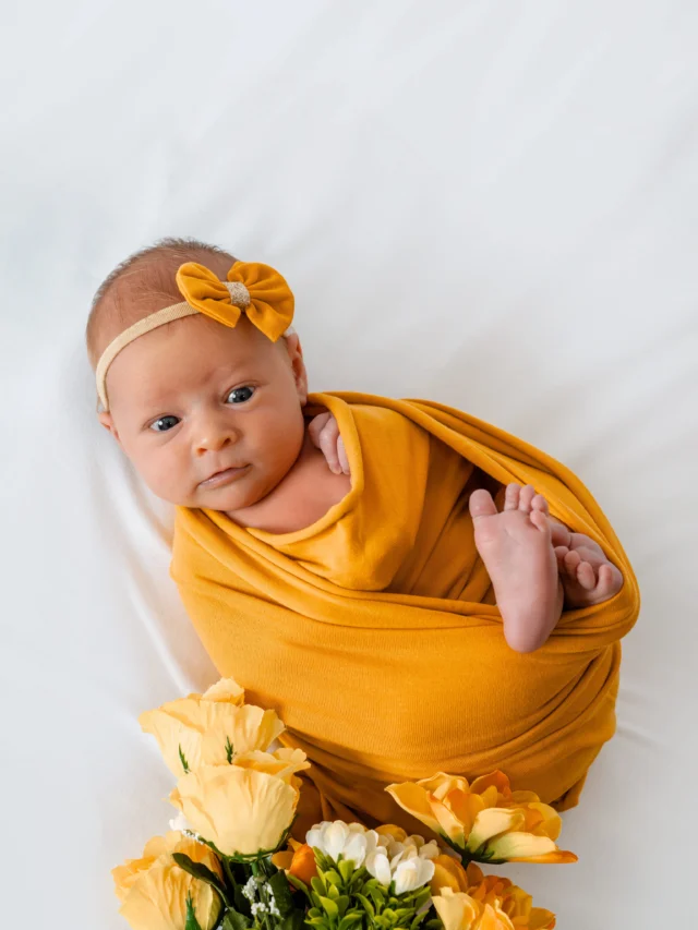 Trenutno se veliko fotografirate v sončnicah in ker je poletje v znamenju rumenega cvetja z vami delim tole simpatično princesko v rumenem povoju z rumenim trakcem izpod rok @modnaprincesa 😍🌻

Fotografiranje začnemo, da je dojenček v bodiju/kompletku, vmes izkoristimo nekaj družinskih fotografij, nato nadaljujemo s povijanjem v bubice. Na voljo imam veliko barv povojev in drugih rekvizitov. 

Fotografiranje v studiu je možno od septembra dalje. Lahko mi pošljete sporočilo še pred porodom saj se fotografiranje izvede idealno v prvih treh tednih.

Ponudba je objavljena na spletni strani, link v bio.
#newborn #novorojenček #fotografiranjenovorojenčka #studijskofotografisanje #studio