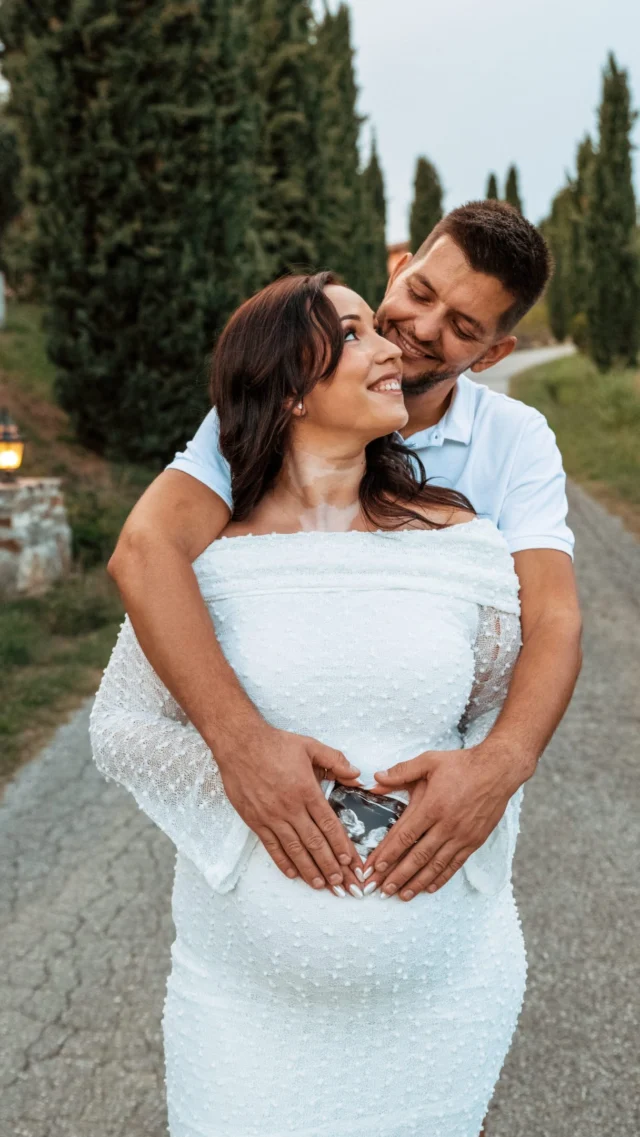 Kako izgleda (nosečniško) fotografiranje v resnici?

Nekaj usmerjanja, veliko smeha, izogibanja komarjev, umikanje predmetov iz kadra, popravljanje obleke, las pa tudi drže!😅🤭 In ogromno spontanih trenutkov, ki se zgodijo vmes.😉
Vedno preverim, da so moški žepi prazni, da ženske nimajo lastik na zapestju, da nimate sončnih očal ali velikih ur na rokah. To so podrobnosti, ki jih moram kot fotografinja opaziti.
Za končnimi fotografijami stoji dobra volja, sproščenost in tisti trenutki, ko se vsi skupaj nasmejimo.😄
—-
Hvala @thatcontentgirl.eu za ujete spontane smešne trenutke, ki prikazujejo mojo energijo in proces samega fotografiranja. Če iščete nekoga za snemanje vaših storitev definitivno priporočam Saro.👌🎥

Veseli bova vaše podpore.

#btsfotografiranje #nosecniskofotografiranje #maternityphotography #behindthescenes #goriskabrda