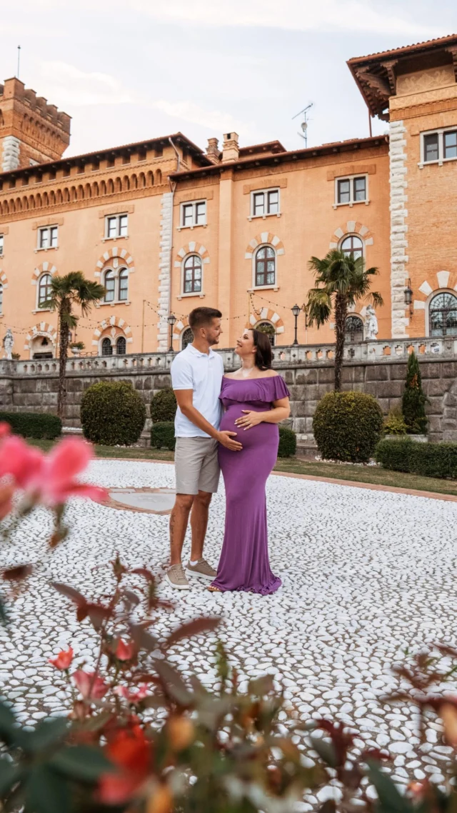 “Sej nas boš postavla k mi se ne znamo…”🤭

Ni vam treba vedeti, kam z rokami, kam pogledati ali kako se postaviti pred objektiv. Ni vam treba biti “fotogenični”, da se odločite za profesionalno fotografiranje. Samo pridite takšni, kot ste.

Skozi proces fotografiranja vas nežno vodim, od prvega trenutka, ko se srečamo, pa vse do zadnje fotografije. Skupaj izberemo lokacijo, oblačila, preverim vremensko napoved, potem pa vam pokažem, kako se premikati, kam pogledati in kaj narediti, da se boste pred objektivom počutili čim bolj sproščeno.✨☺️

In nato se zgodi tisti najlepši del, ko počasi pozabite na fotoaparat, nehate razmišljati o tem kako izgledate, se nasmejete, zadihate in preprosto ste v trenutku. Ker si želim, da fotografije ujamejo trenutek, ko se za nekaj časa ustavite in si dovolite biti prisotni.🥰

Če začutite, da bi radi ustvarili nekaj lepega zase, za svoje otroke, mi pišite v zasebno sporočilo/email in rezervirajte tvoj termin. 💌 Vse informacije so zbrane na spletni strani v opisu profila.

Zahvala tudi @vanesaprelec in @tomystrel7 za sodelovanje in odlično energijo.😉

—-
Posebna zahvala pa gre Sari @thatcontentgirl.eu s katero se poznava iz srednje šole in ki me je prepričala v ta mini projekt, me prvič seznanila kako je biti pred kamero in zdaj lahko rečem, da je končni izdelek presegel vsa moja pričakovanja!😄👌 Super izkušnja in profesionalni izdelek izpod njenih rok. 

Kaj pa vi pravite na video? Kako mi je šlo? Narediva še kakšnega? Zapišite v komentar, veseli bova podpore.🤗

#fotografiranje #contantcreator #slovenija #slovenia photoshoot